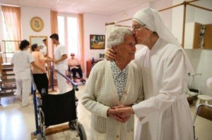 Soeur Mª Montserrat saúda a Carmen, uma residente com103 anos!.É uma das mais idosas da casa.